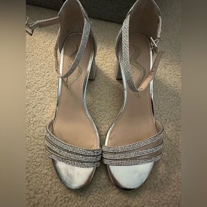 Nina Size 7 Silver Sparkle Shoes